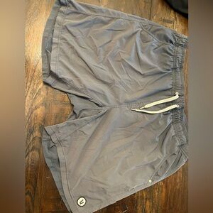 Vuori Kore Charcoal shorts with lining
